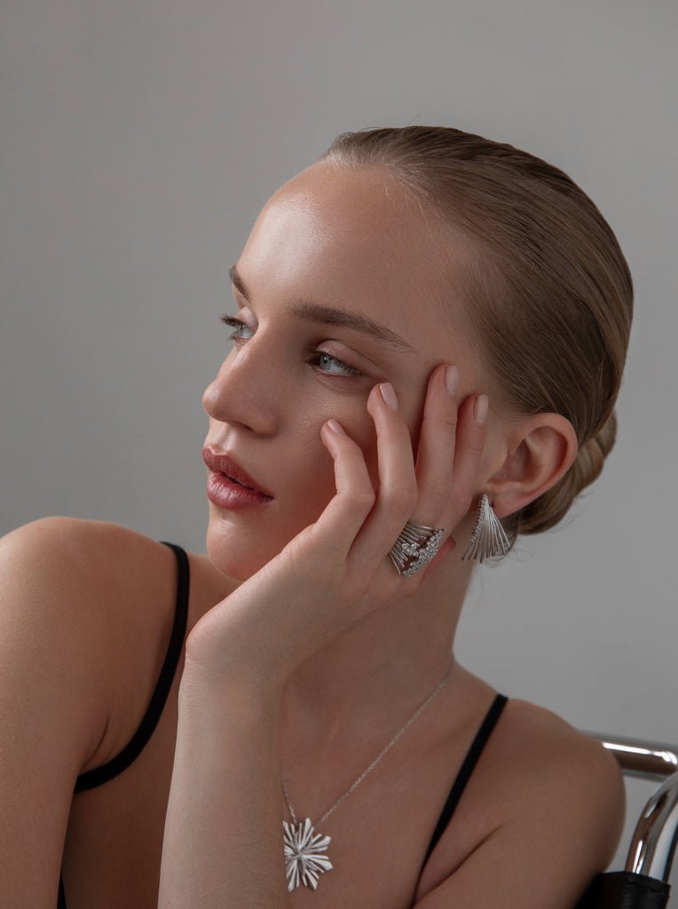 Anillo grande de diseño de plata con circonitas