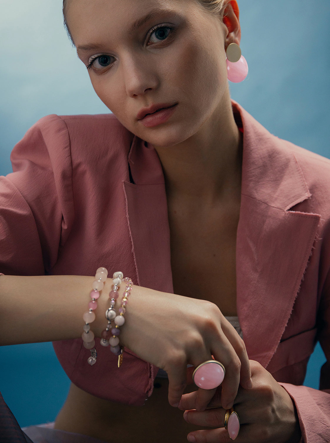 Anillo grande de plata bañada en oro y quarzo rosa