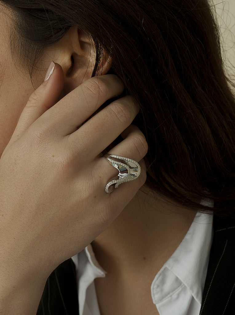 Anillo grande de plata con circonitas diseño ola