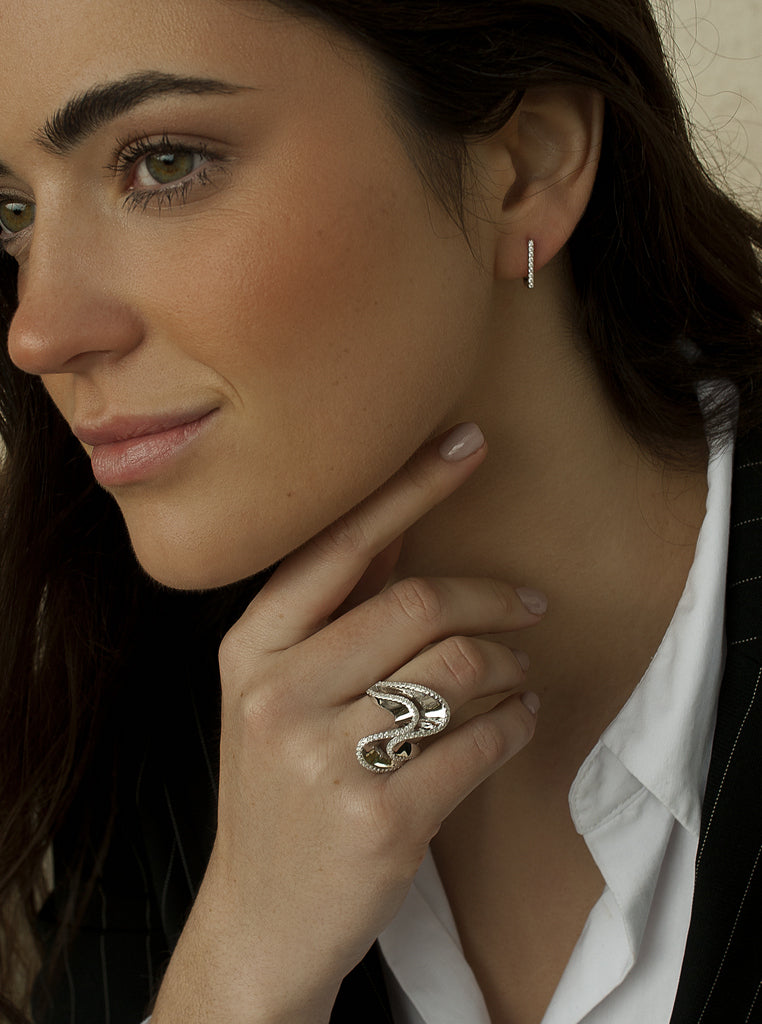 Anillo grande de plata con circonitas diseño ola