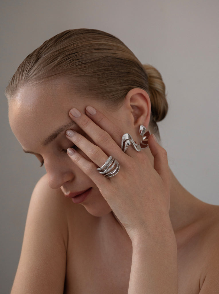 Anillo grande de plata con circonitas diseño ola