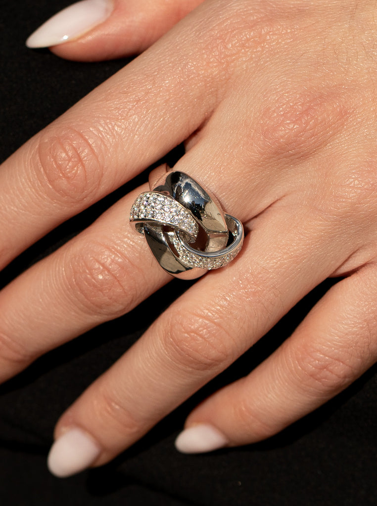 Anillo grueso de plata entrelazado con circonitas