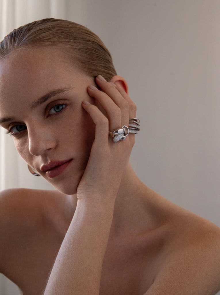 Anillo grueso de plata entrelazado con circonitas