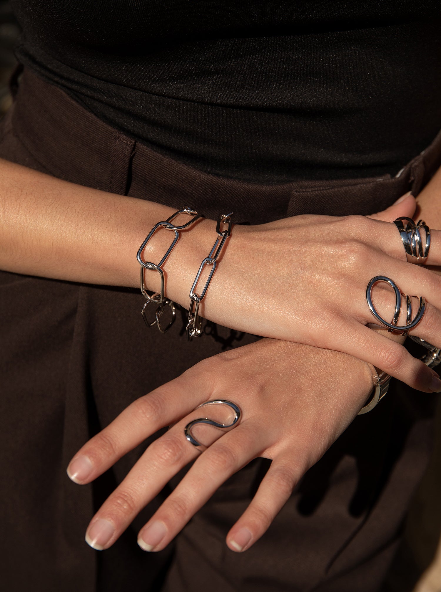 Anillo ola con diseño fino e irregular de plata lisa-LINEARGENT