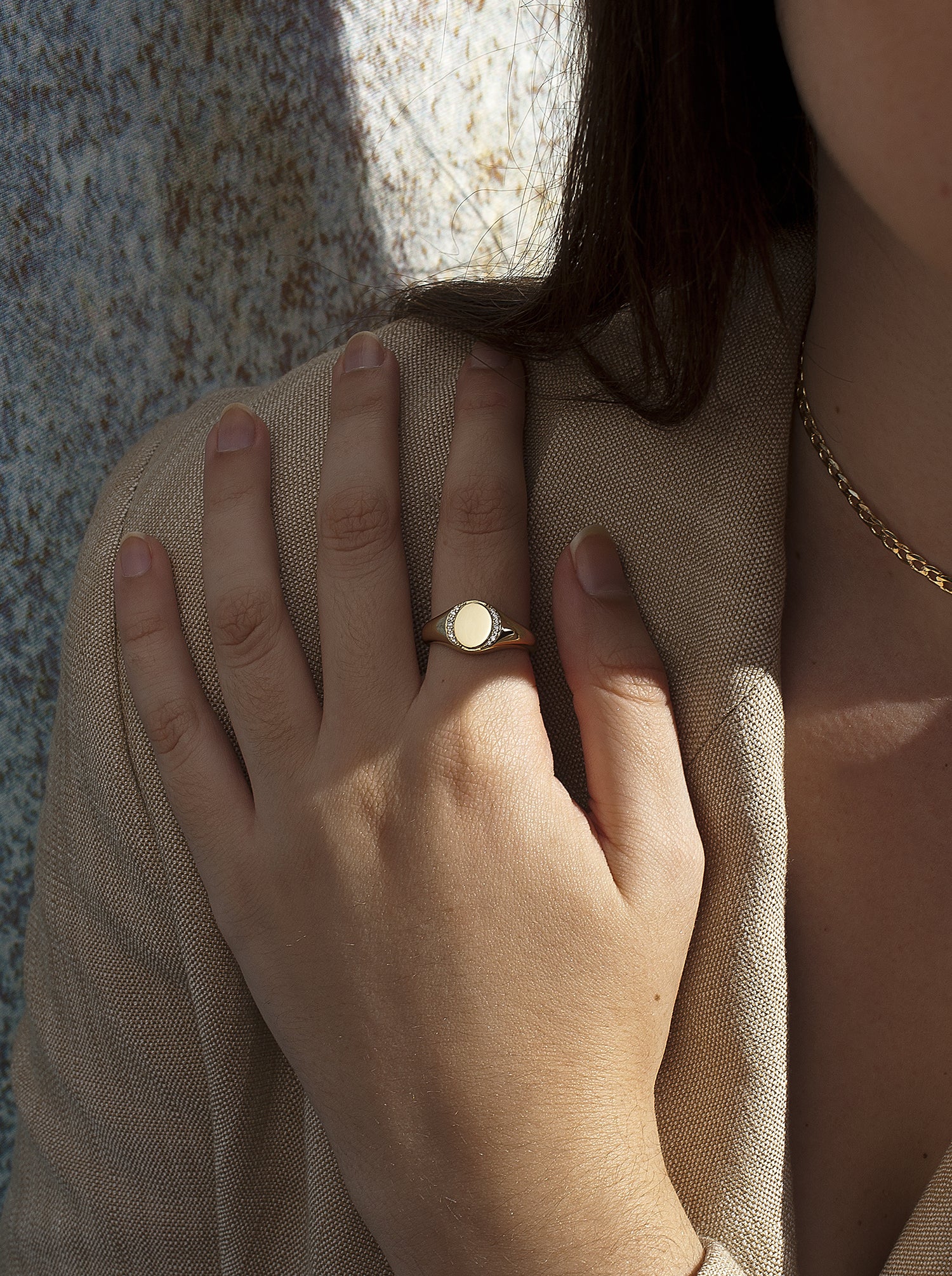 Anillo sello de plata bañada en oro con circonitas