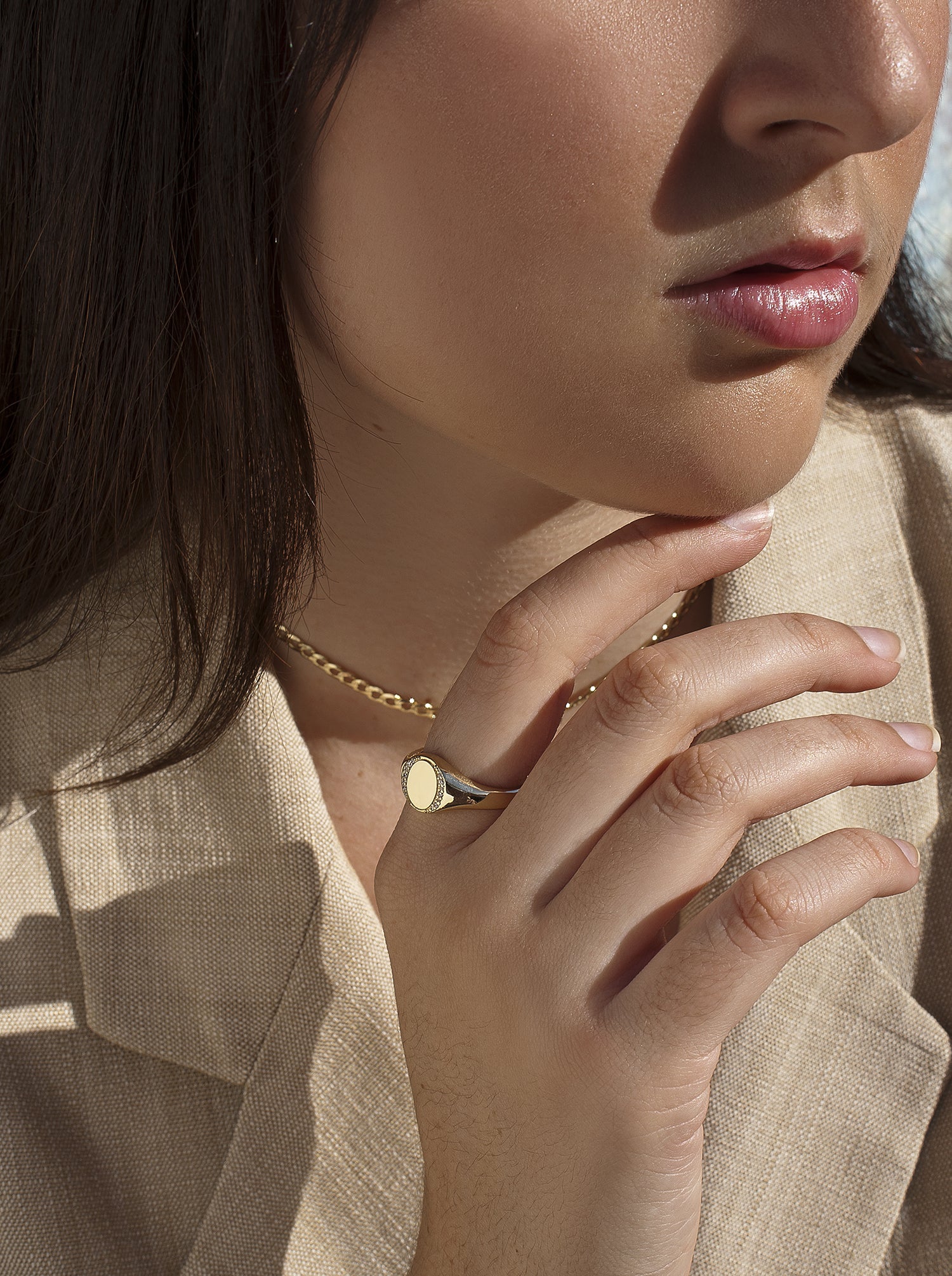 Anillo sello de plata bañada en oro con circonitas