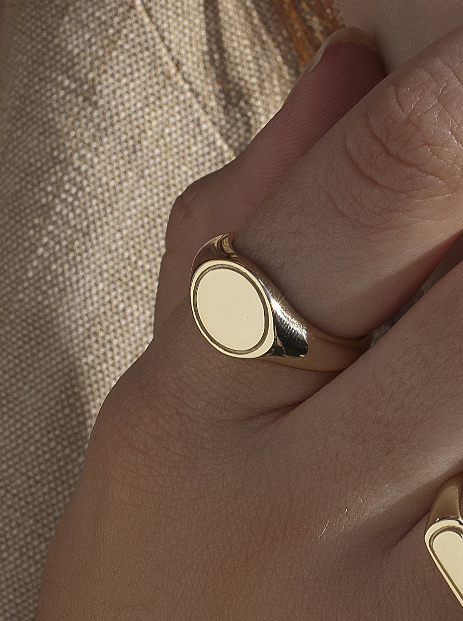 Anillo sello de plata bañada en oro diseño redondo-LINEARGENT