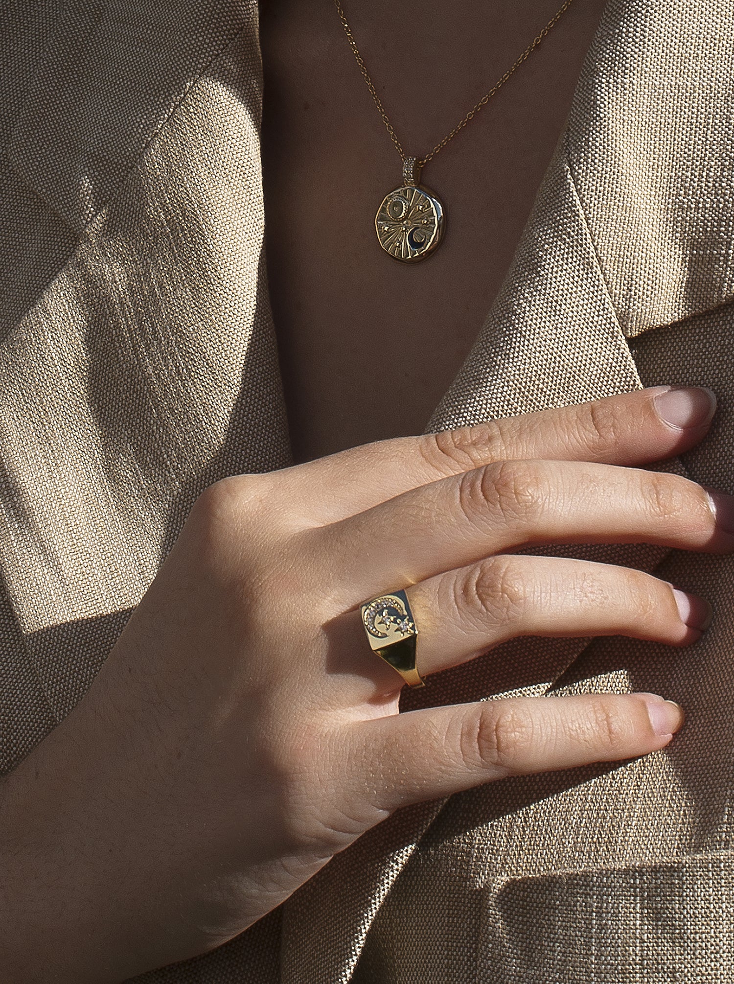 Anillo sello de plata con motivo de luna y estrellas