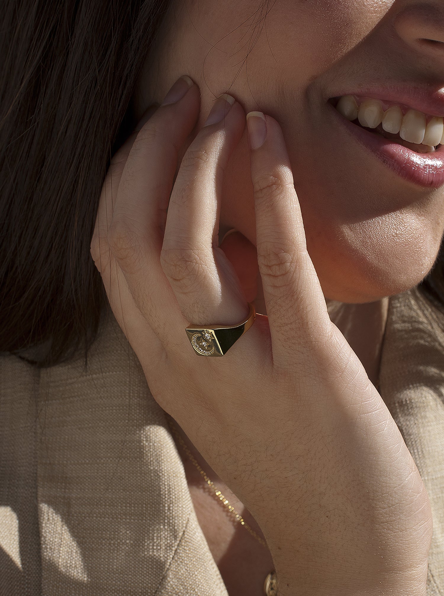 Anillo sello de plata con motivo de luna y estrellas