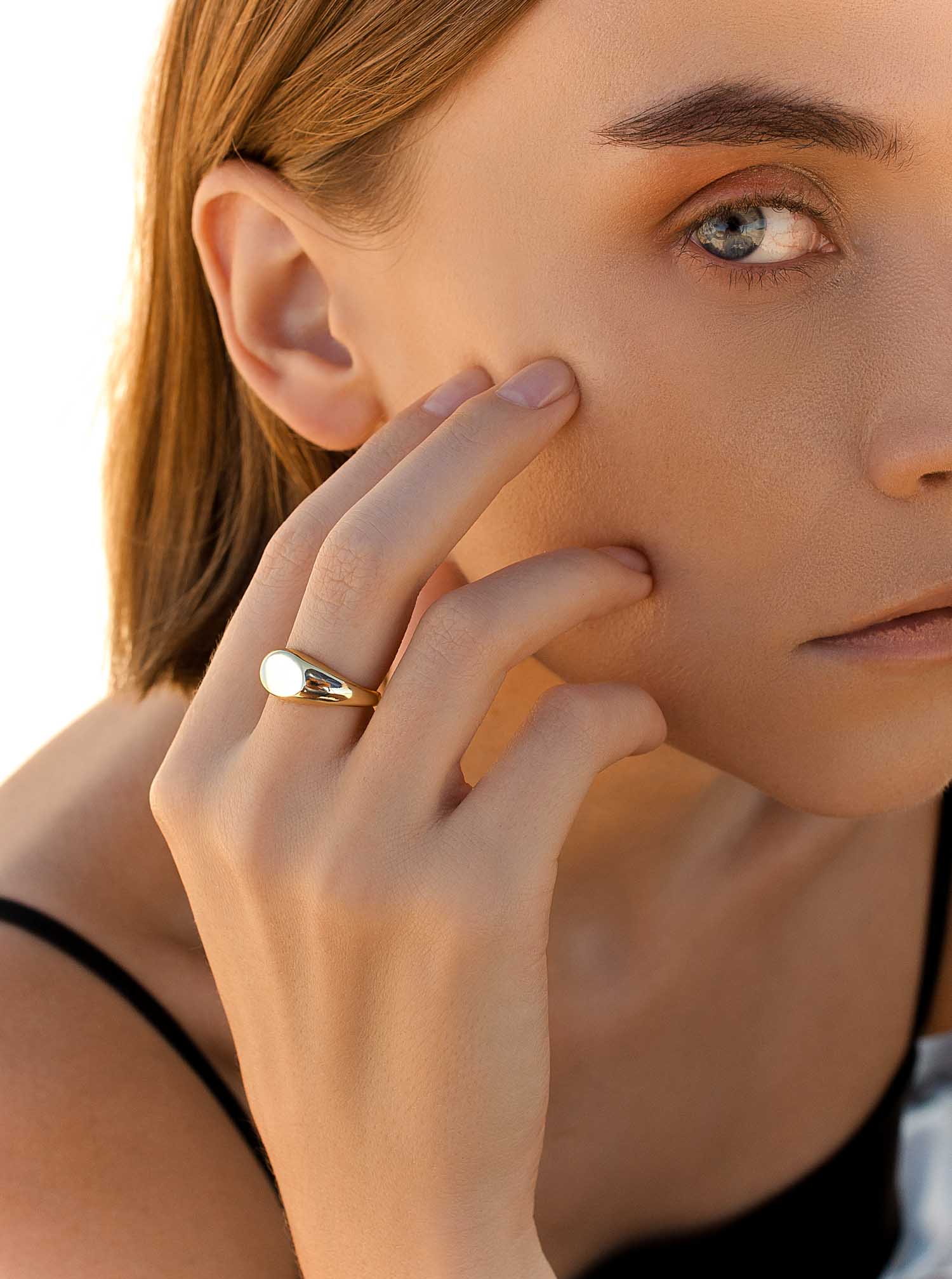 Anillo sello de plata lisa bañada en oro