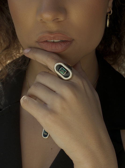 Anillo sello diseño ovalado con circonitas y gema central