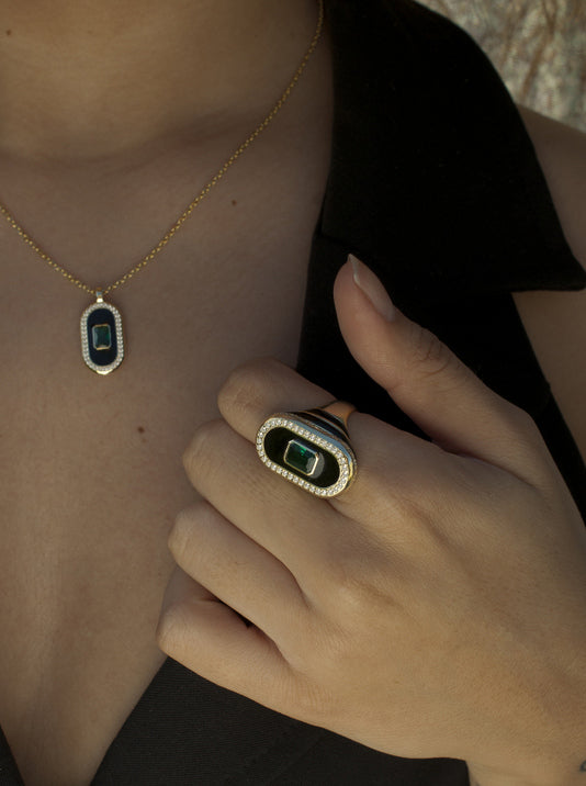 Anillo sello diseño ovalado con circonitas y gema central