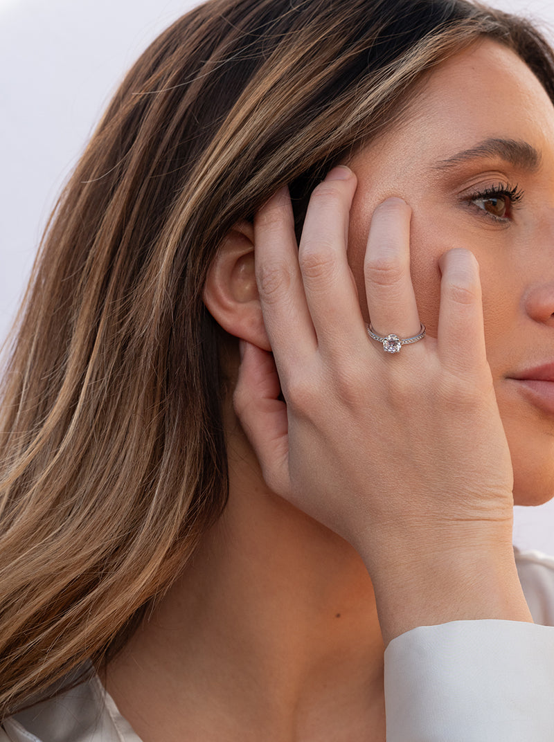 Anillo solitario de plata contorno de circonitas y cuarzo adamantino