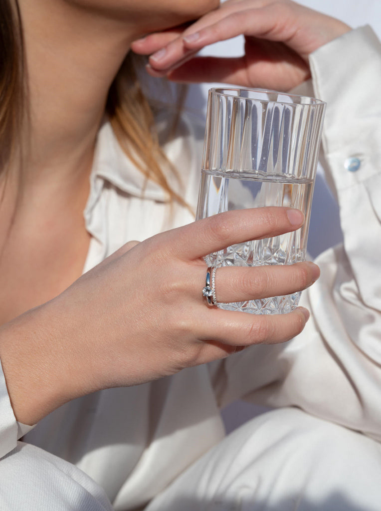 Anillo solitarios diseño de doble carril con circonita central