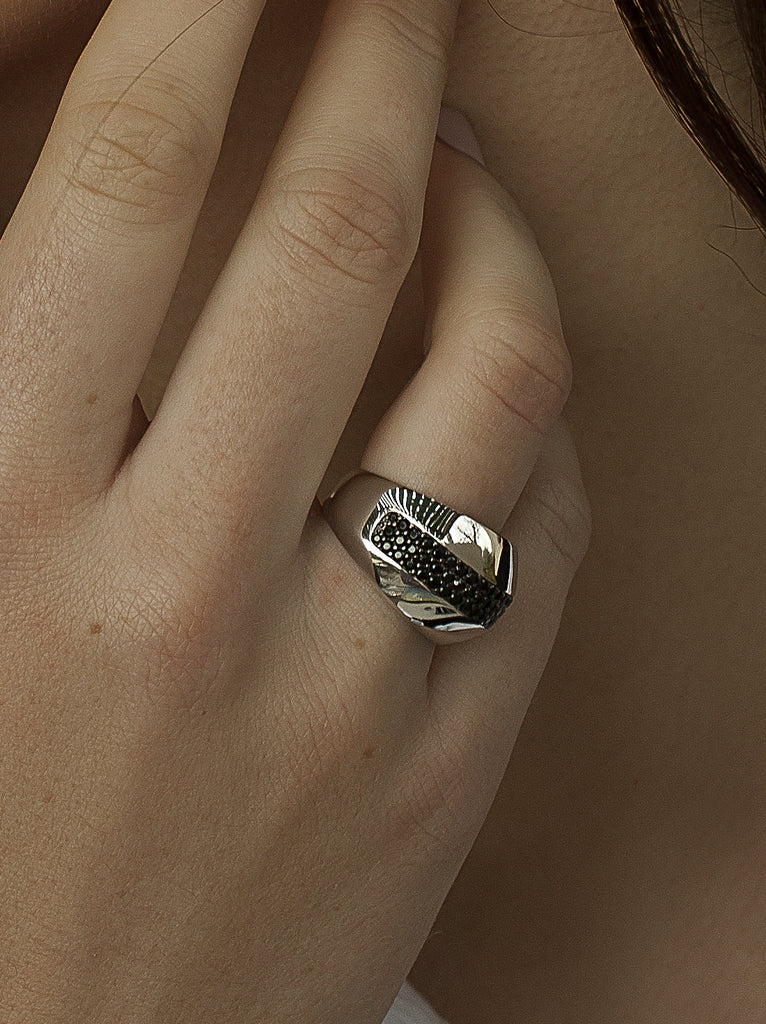 Rings wide silver with black rail zirconias
