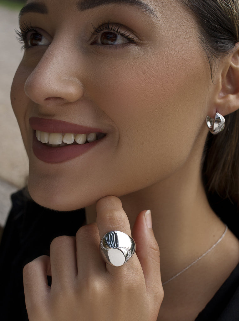 Anillos anchos de plata con diseño escultórico