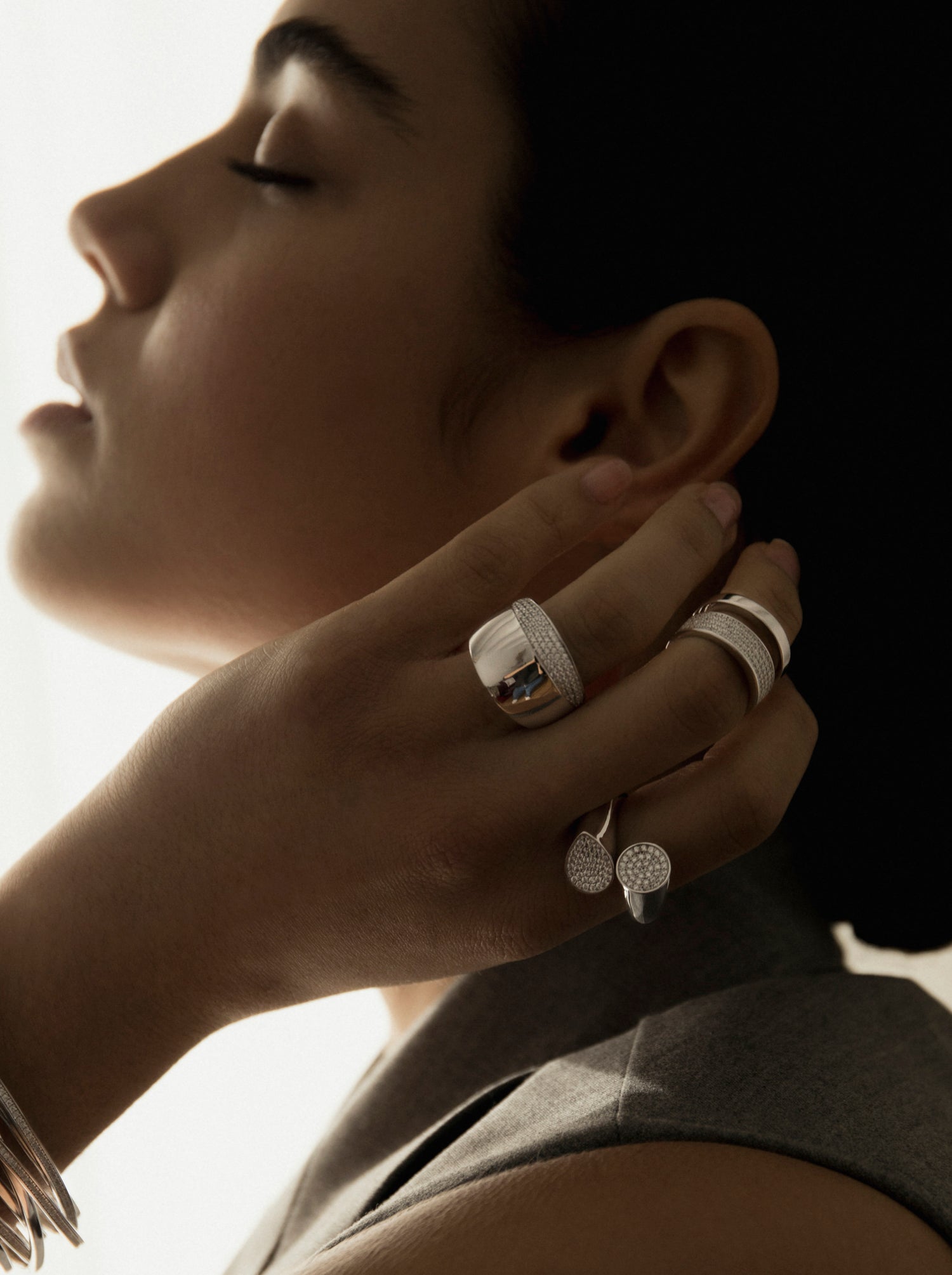 bagues larges de argent design double et zircons