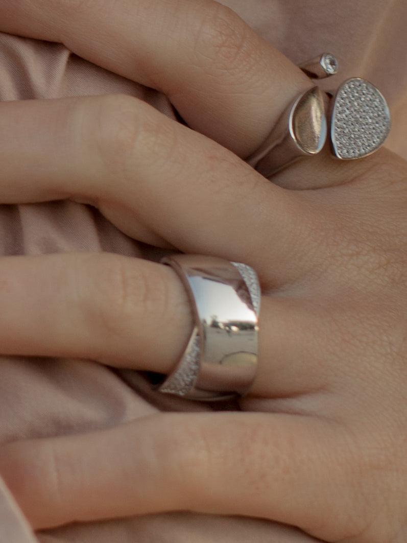 Anillos anchos diseño de bandas gruesas y circonitas