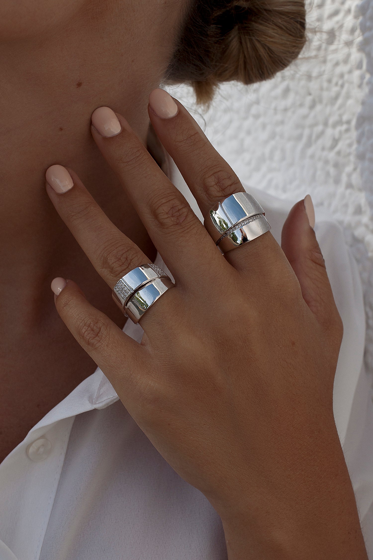 Anillos anchos diseño de doble círculo con carril de circonitas