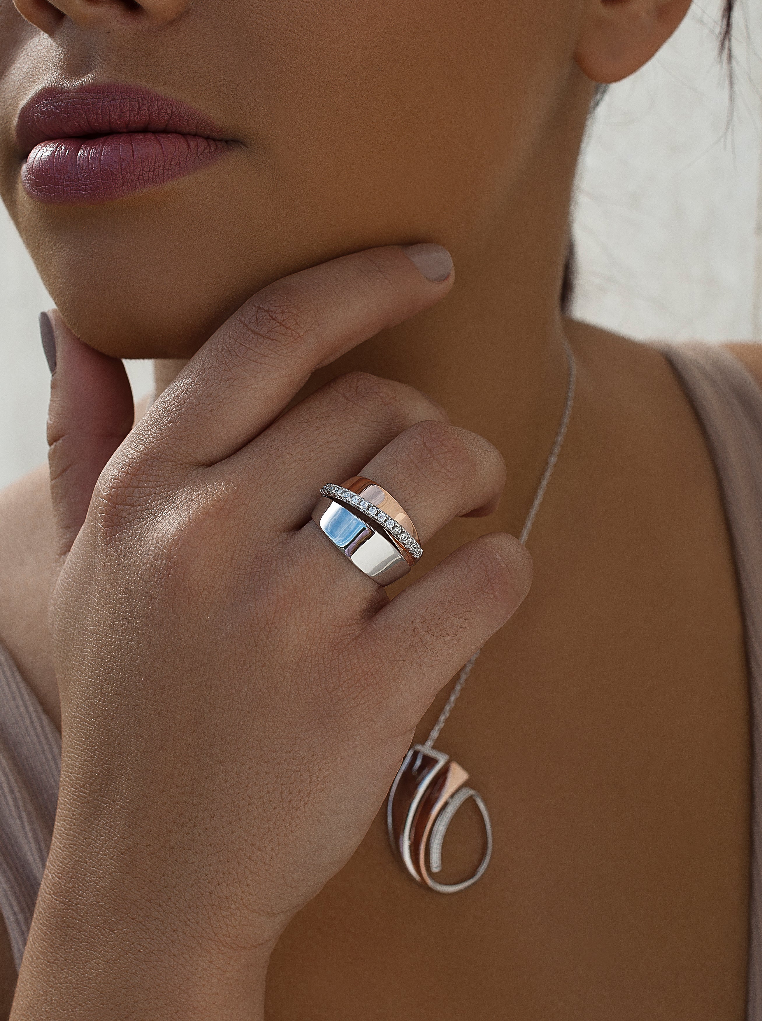 Anillos anchos diseño de tres carriles irregulares y circonitas