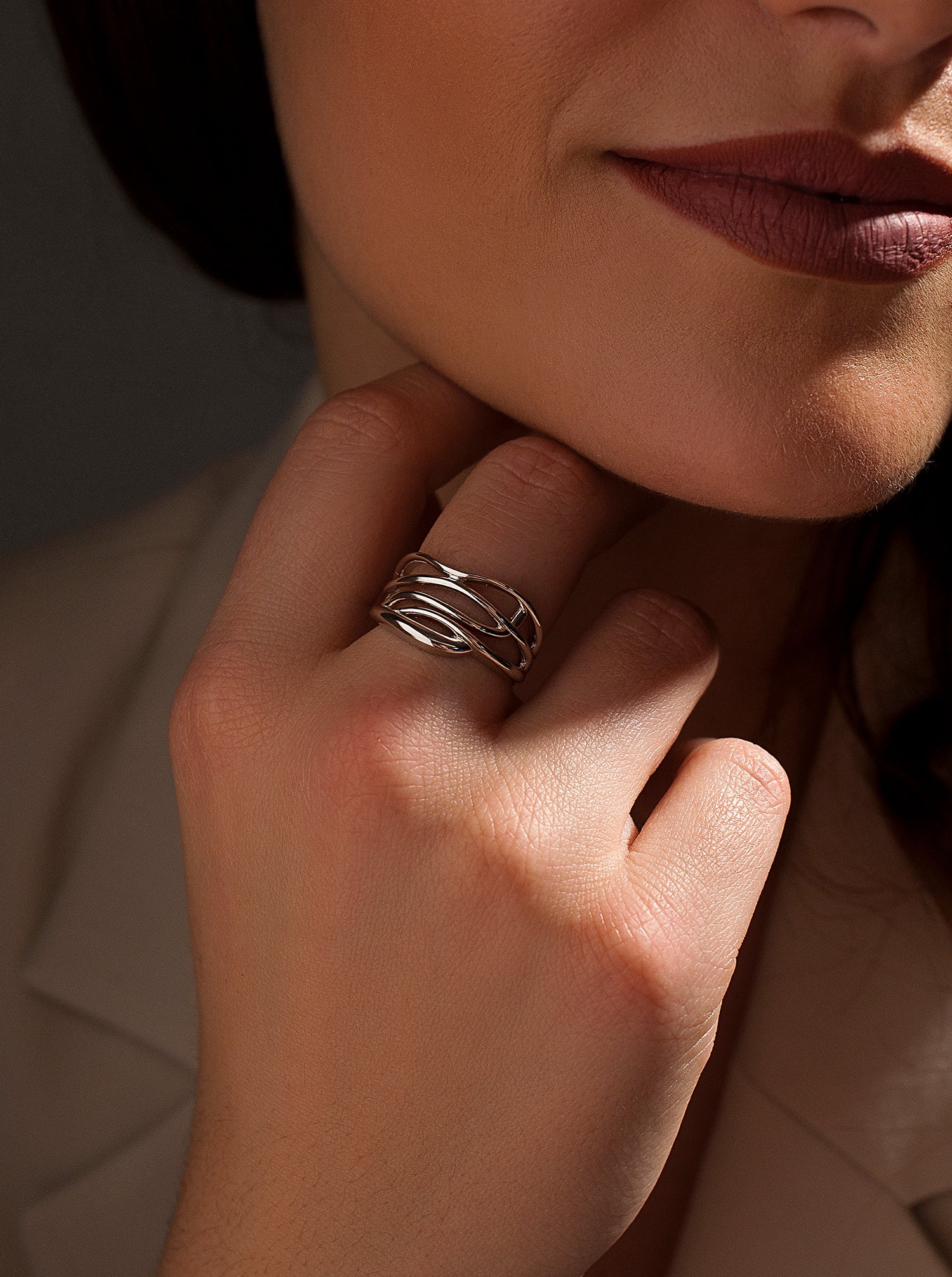 Anillos anchos fromados por carriles irregulares en plata lisa