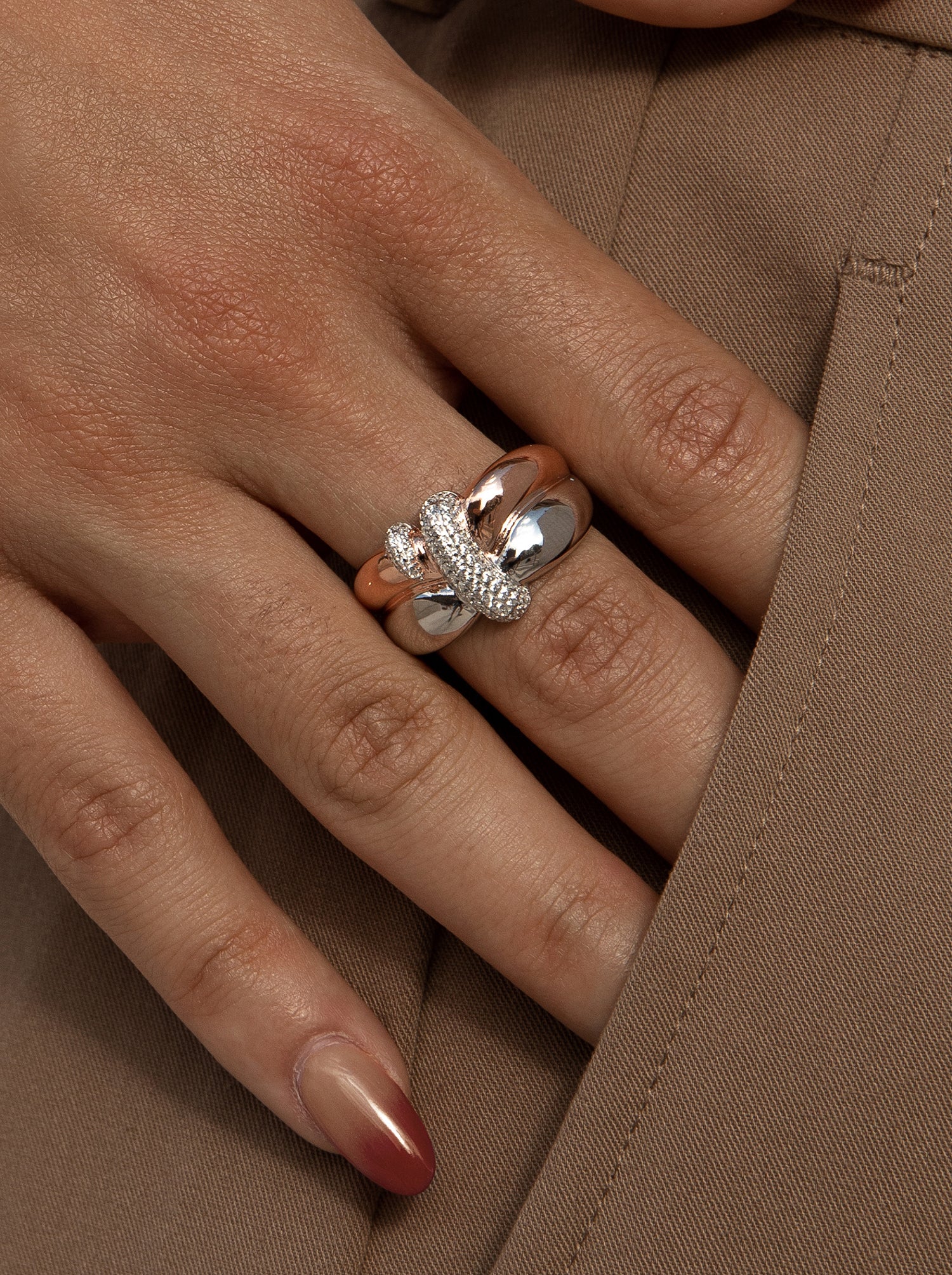 Anillos bicolor diseño irregular abrazados por un carril de circonitas-LINEARGENT