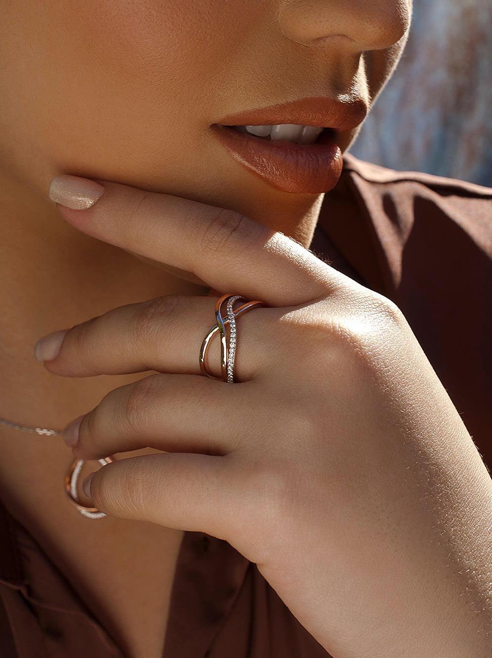 Anillos bicolor entrecruzado bañado en rosa-LINEARGENT