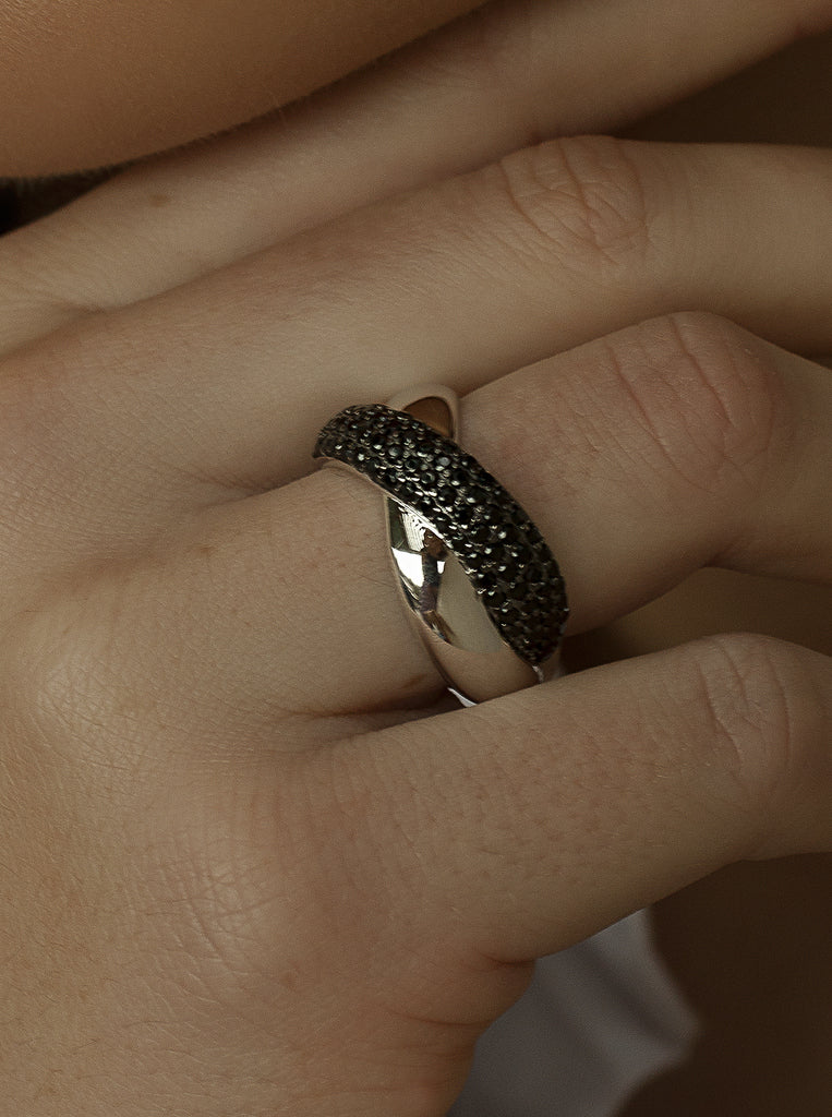 zirconias Rings design crossed with black zirconias