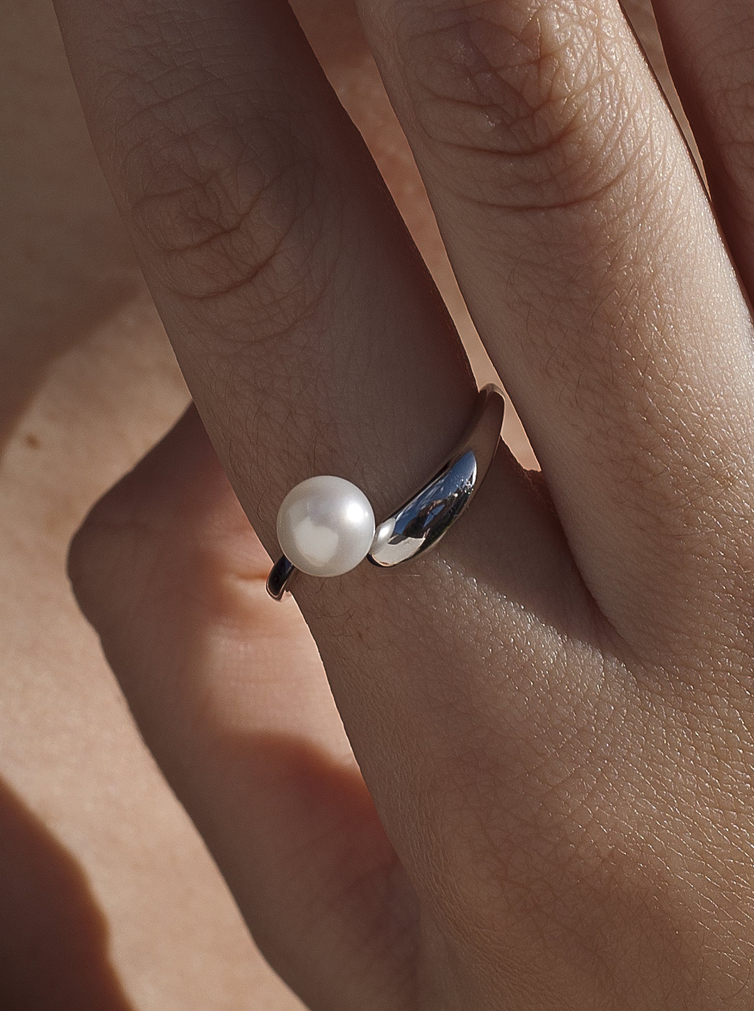 Anillos con perlas de plata diseño abierto con perla-LINEARGENT