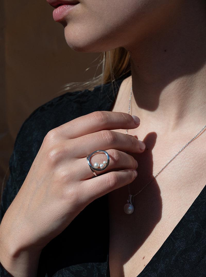 Rings with silver pearls design circular intertwined