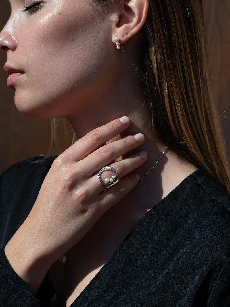 Rings with silver pearls design circular intertwined