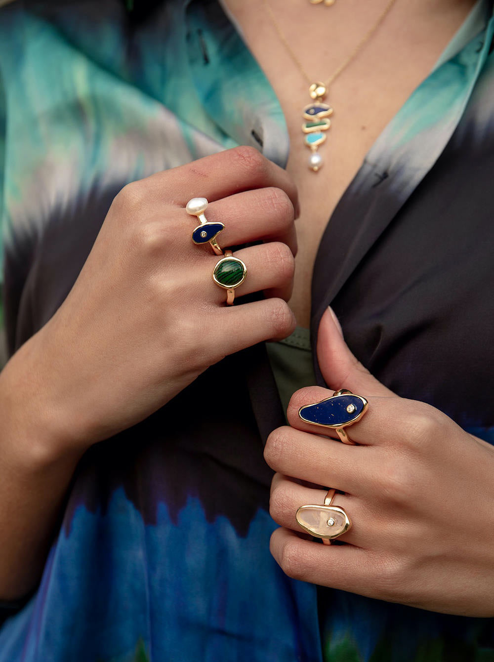 Anillos con piedras baño oro motivo central malaquita