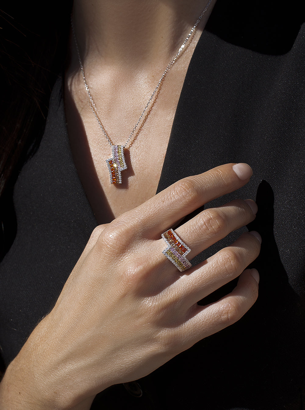 Anillos con piedras diseño desigual tonos cálidos