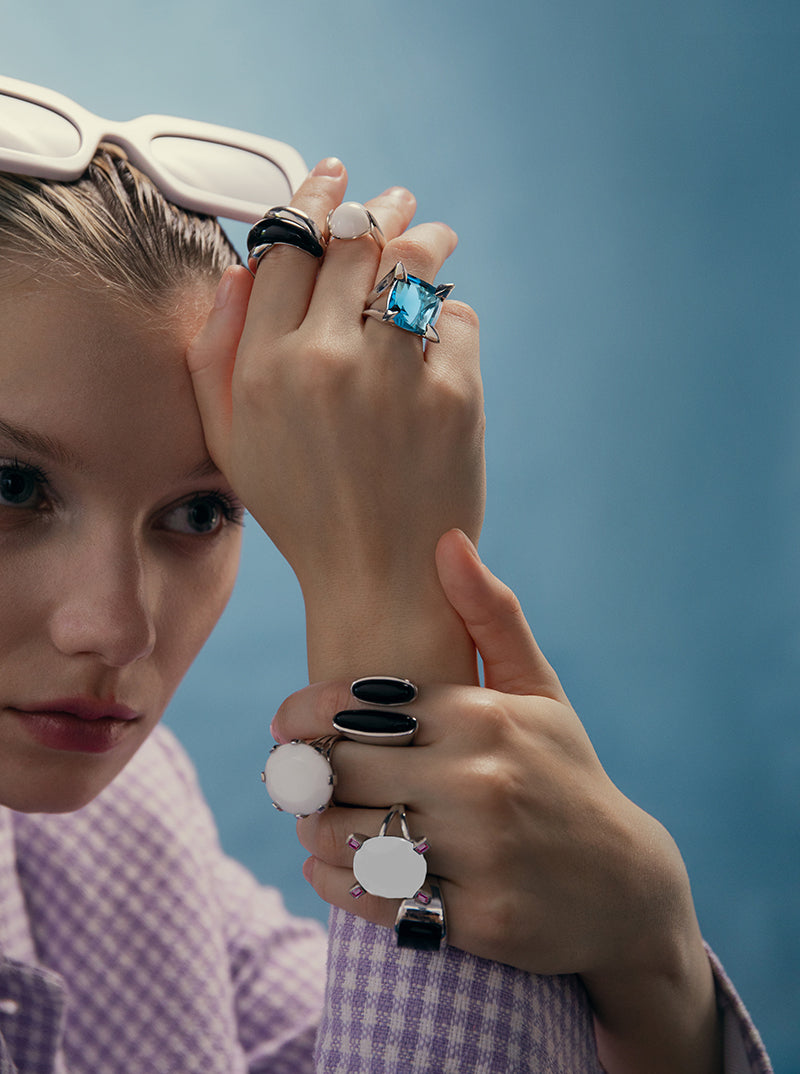 Bagues avec pierres design facettées dans les tonalité blanc et fuchsia