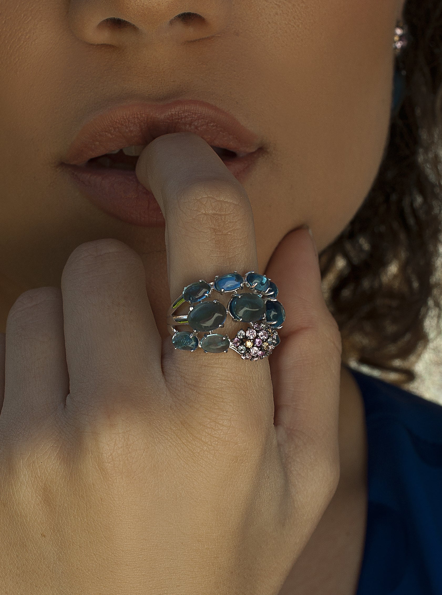 Anillos con piedras en tono navyblue y circonitas de colores-LINEARGENT