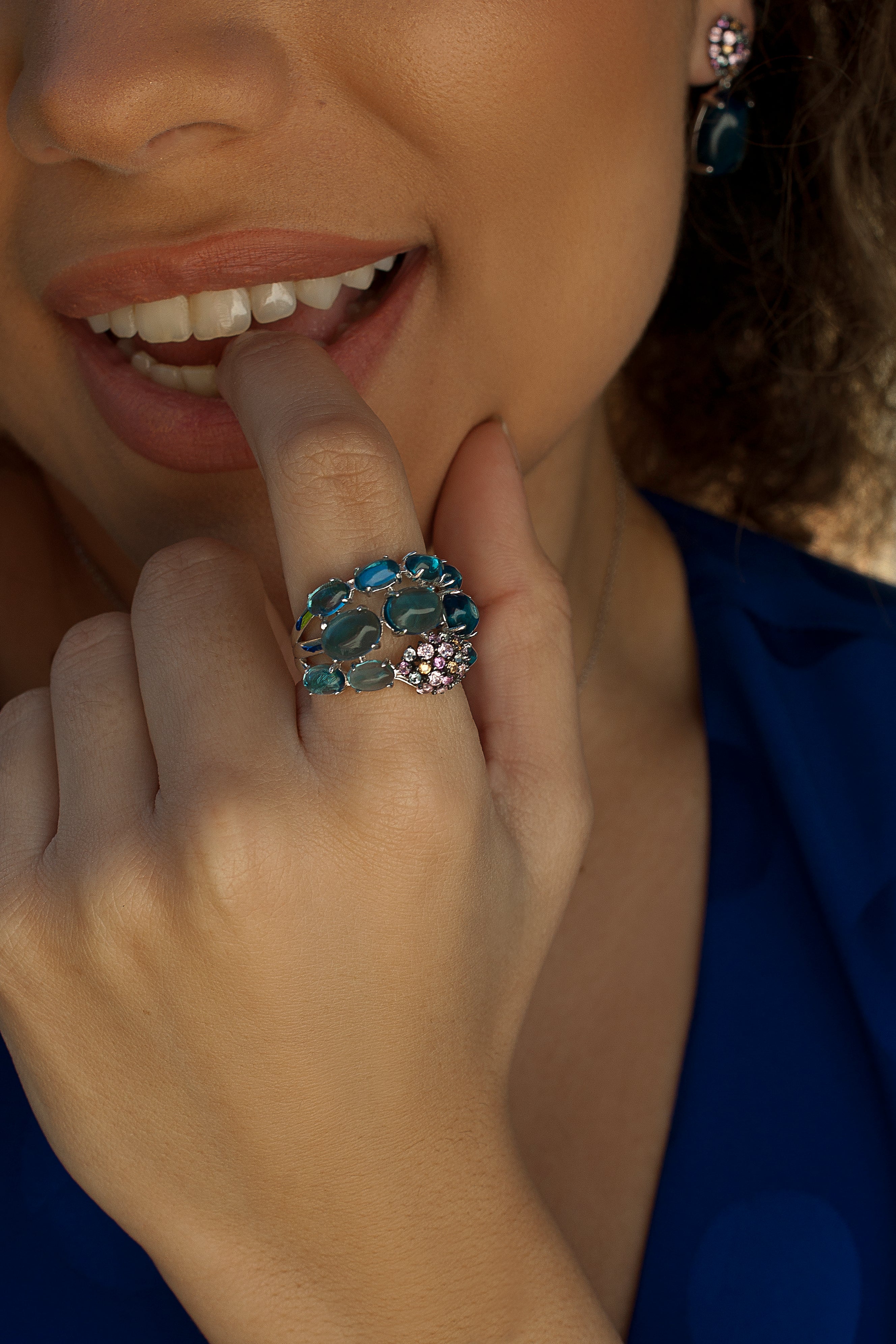 Anillos con piedras en tono navyblue y circonitas de colores