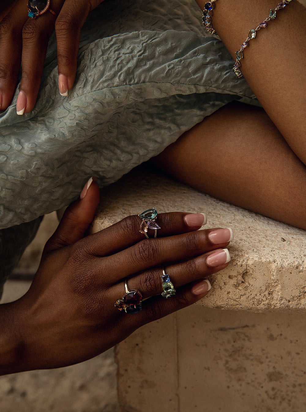 Anillos con piedras en tonos fríos multiforma