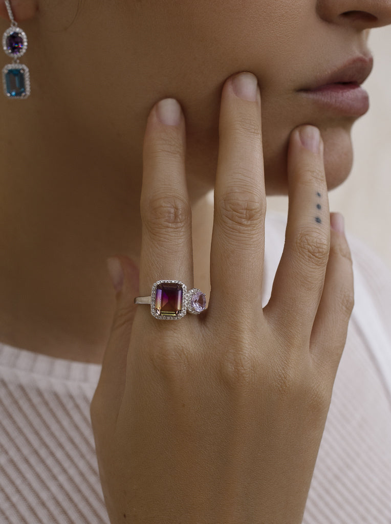 Anillos con piedras en tonos lavanda y amarillo