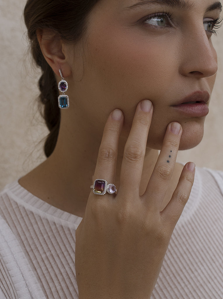 Anillos con piedras en tonos lavanda y amarillo