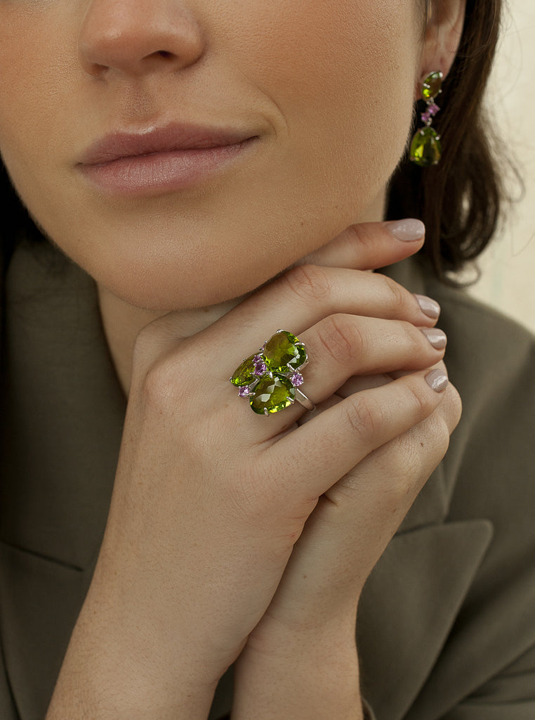 Anillos con piedras en tonos verdes y circonitas