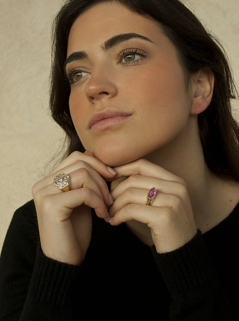 Anillos con piedras tono rosa diseño hexagonal