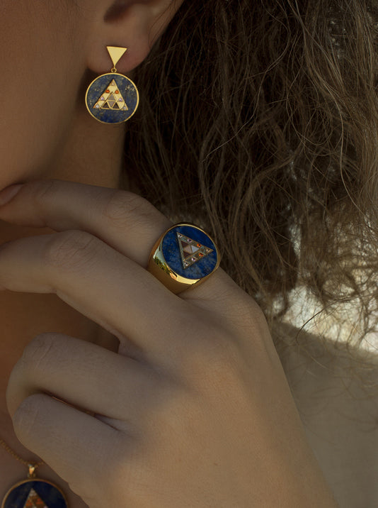 Bagues avec pierres et malachite design de pyramidal avec zircons