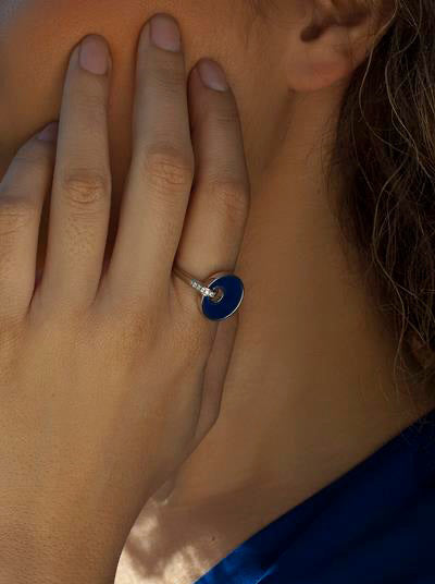 Anillos de diseño con círculo azul y detalle de circonitas