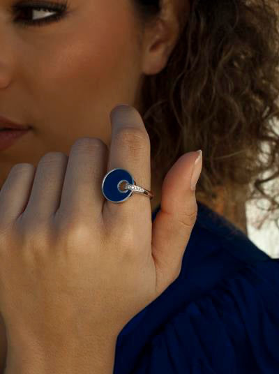 Anillos de diseño con círculo azul y detalle de circonitas