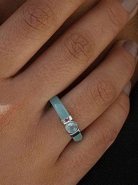 Anillos de diseño con detalle central de gema azul-LINEARGENT