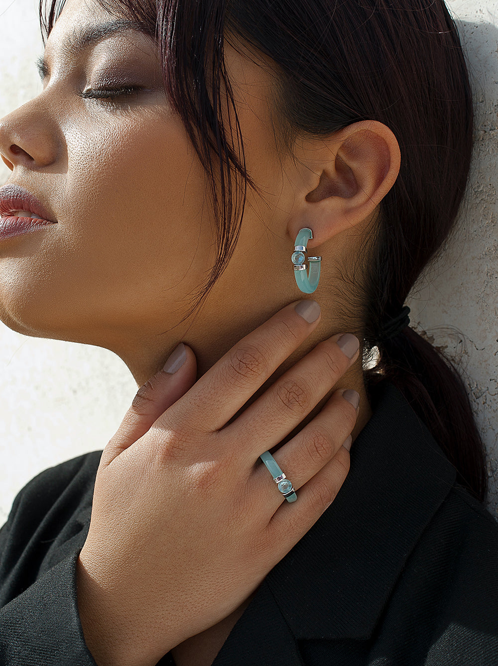 Anneaux de design avec détail central de pierre précieuse bleu