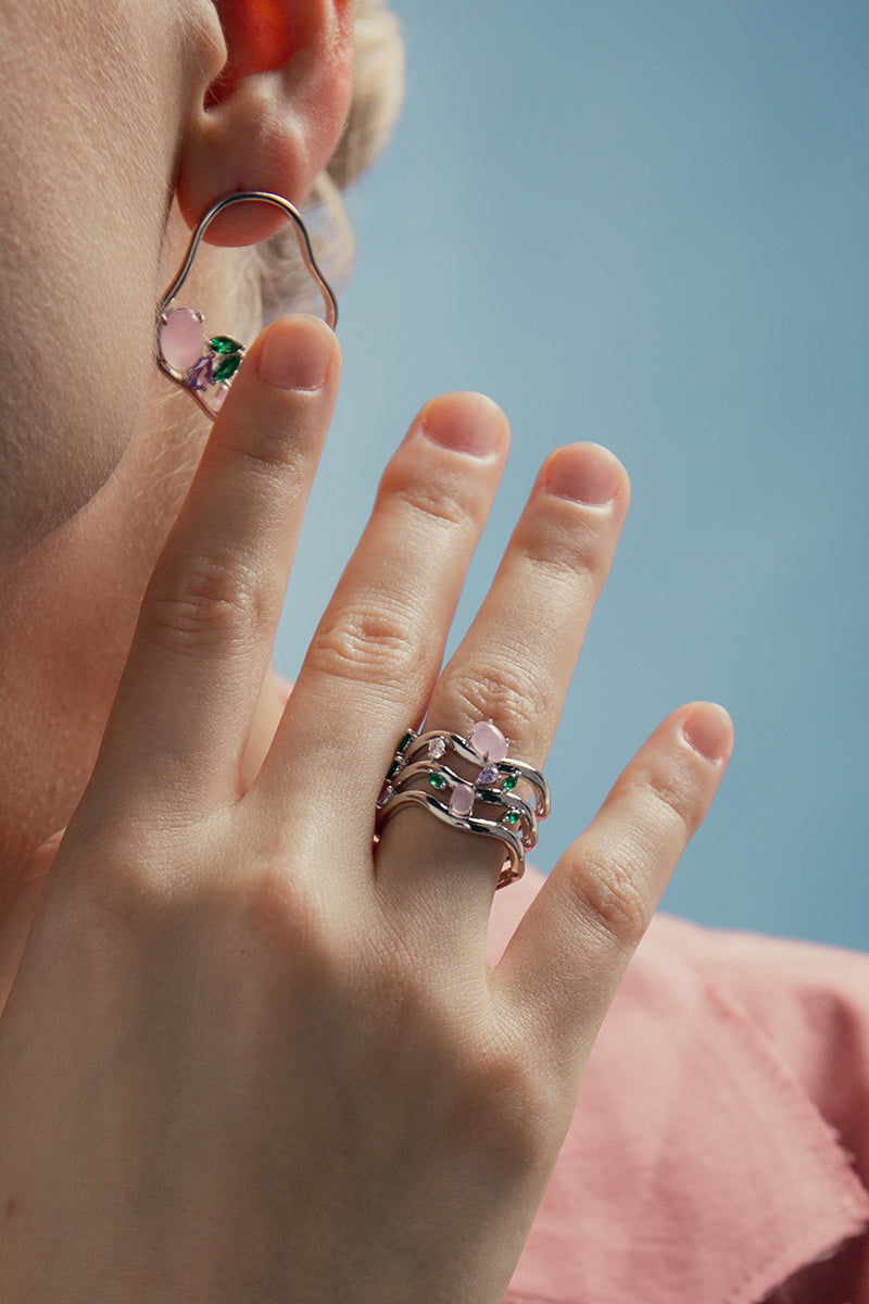 Anillos de diseño con tres carriles irregular con gemas