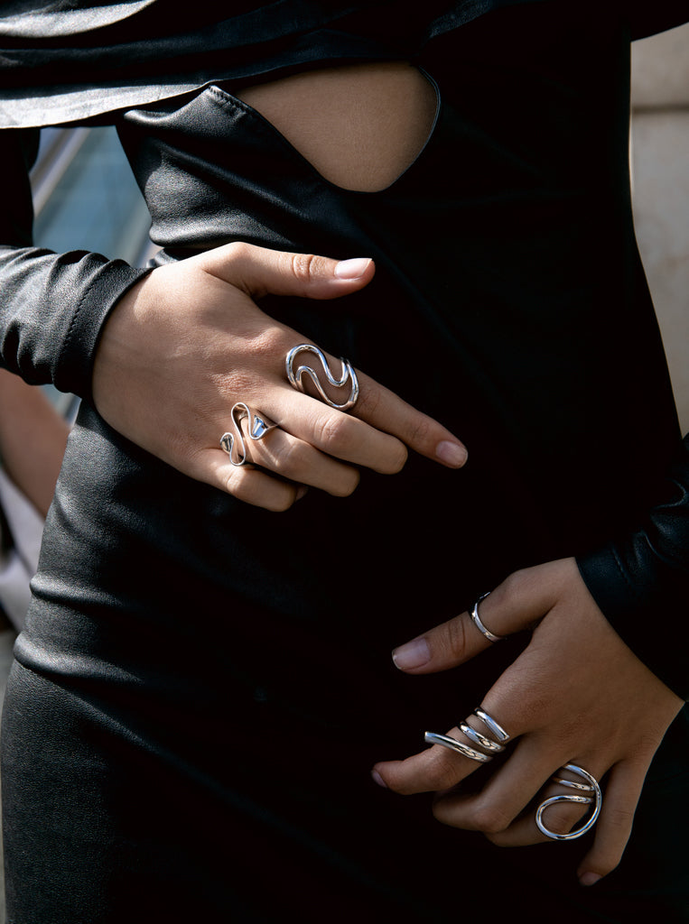 Anillos de diseño de plata estilo líquido y curvado