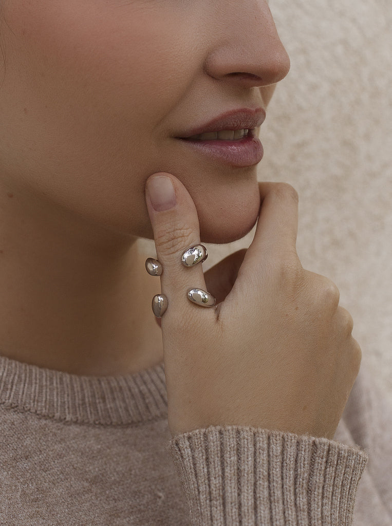 Anillos de diseño estilo líquido con cuatro garras