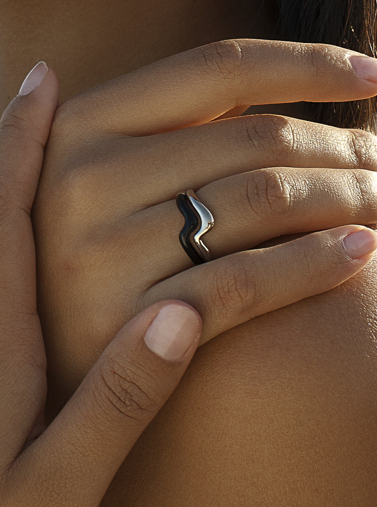Anillos de diseño estilo ondulado y esmalte negro